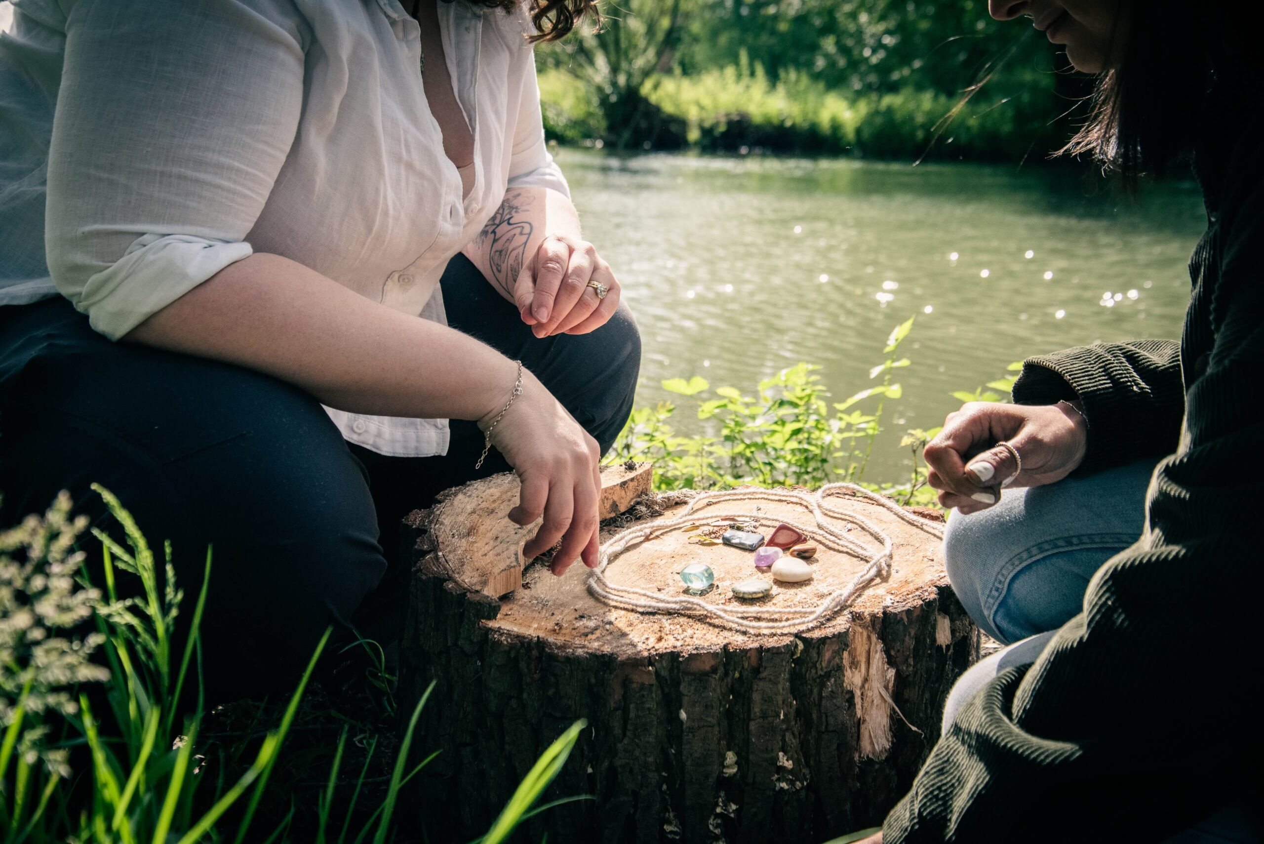 Using crystals and string to process feelings in arts psychotherapy outdoors.